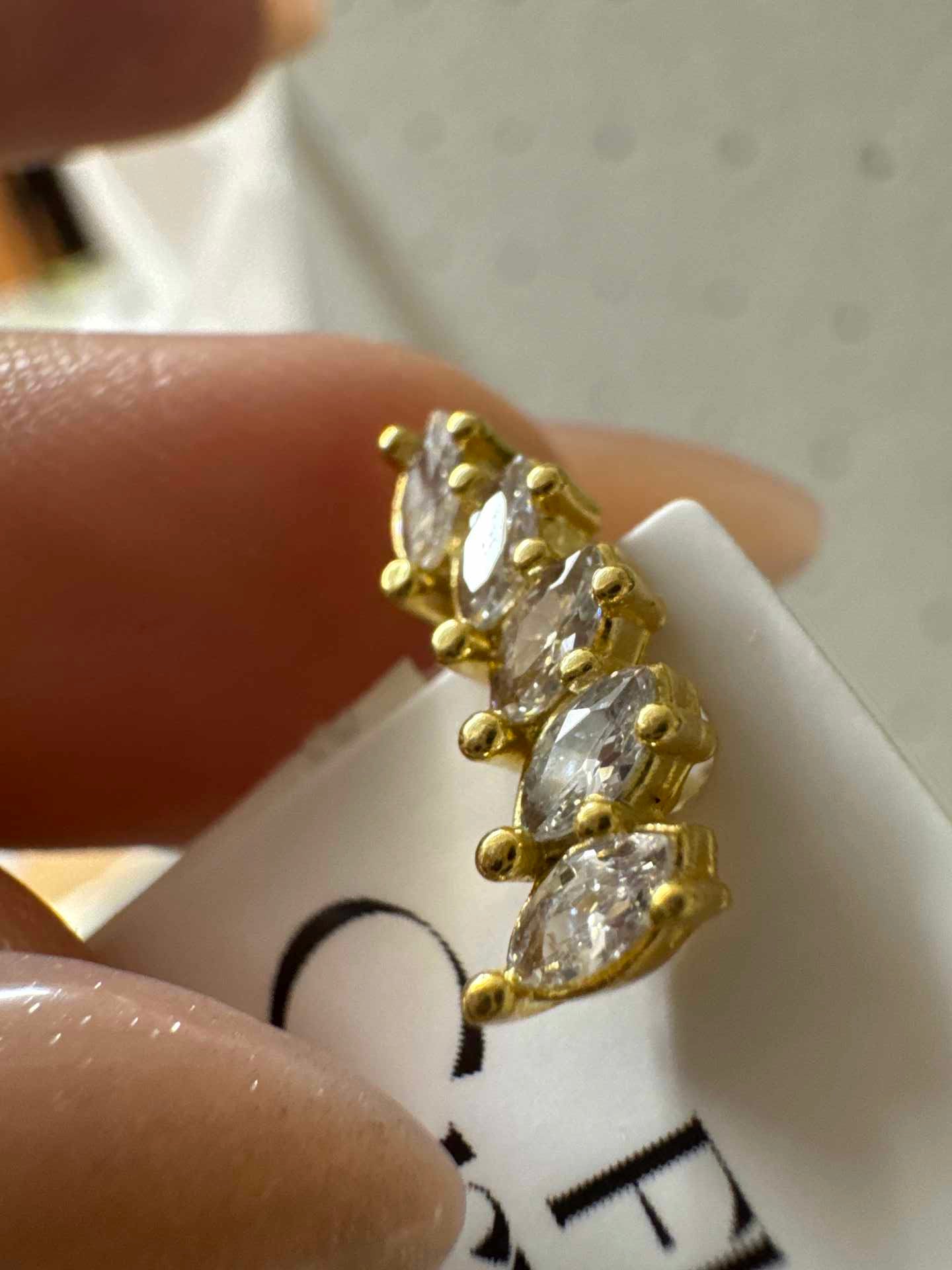 Piercing - Pircing de furo curvado grossinho cravejado