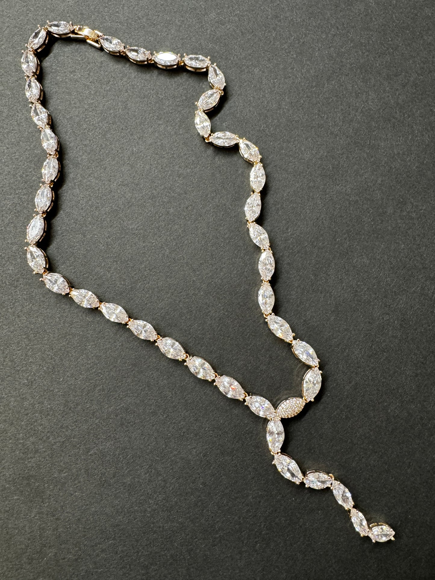 Colar - Colar Luxo em Zirconias e detalhe em folha Cravejada- fecho joia