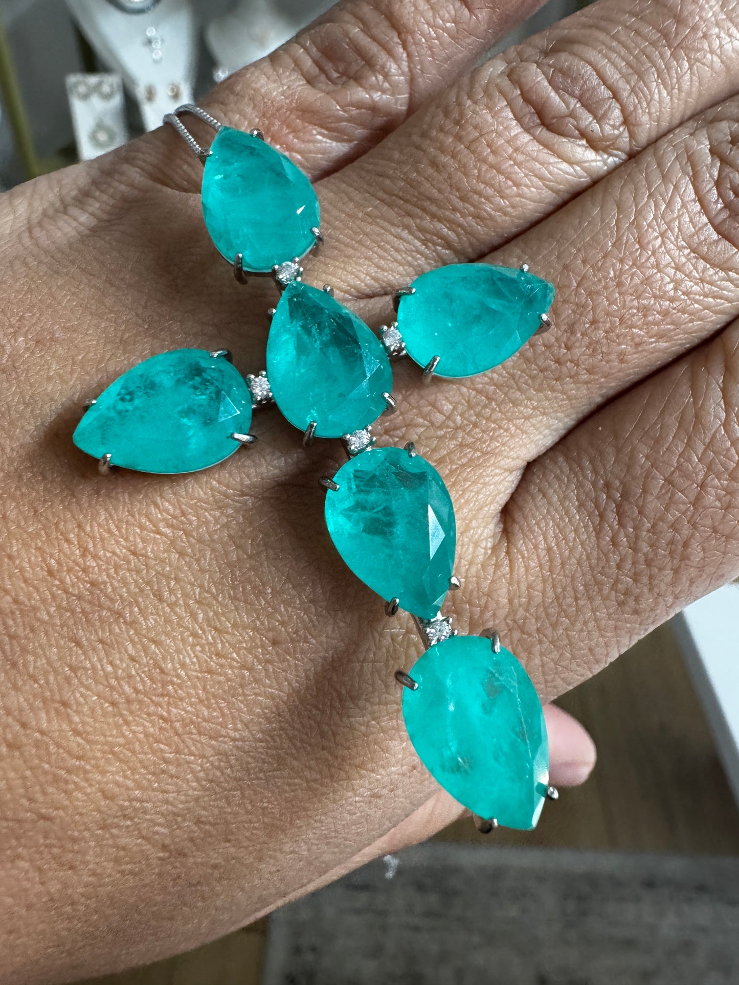 Colar - Cruz Maxi Turmalina Pataiba e detalhe cravejado- Verde