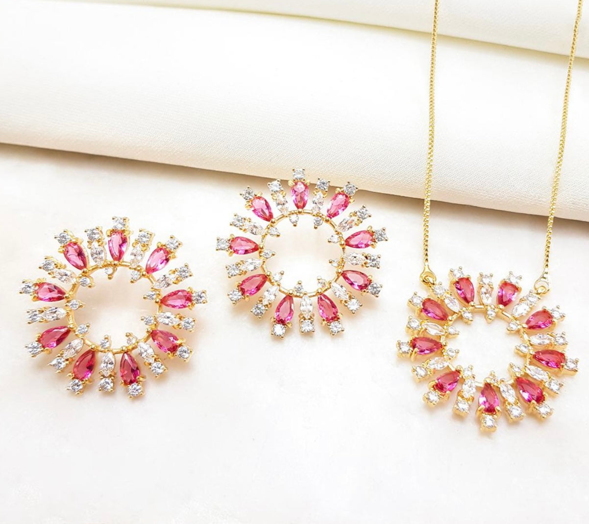 Conjunto - Conjunto colar e brinco Pedraria -medalha cravejada vermelho e cristal