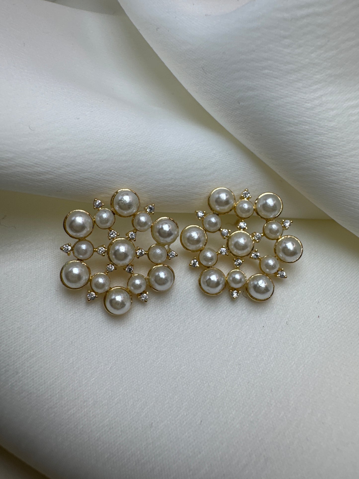 Brinco - Brinco raios em perolas e Zirconia medio