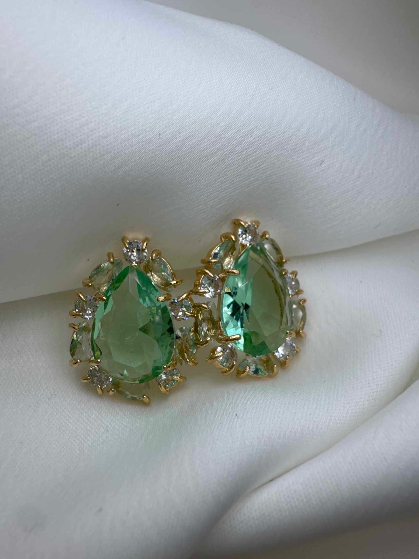 Brinco - Brinco de Gota verde com detalhe Cravejado nas bordas medio