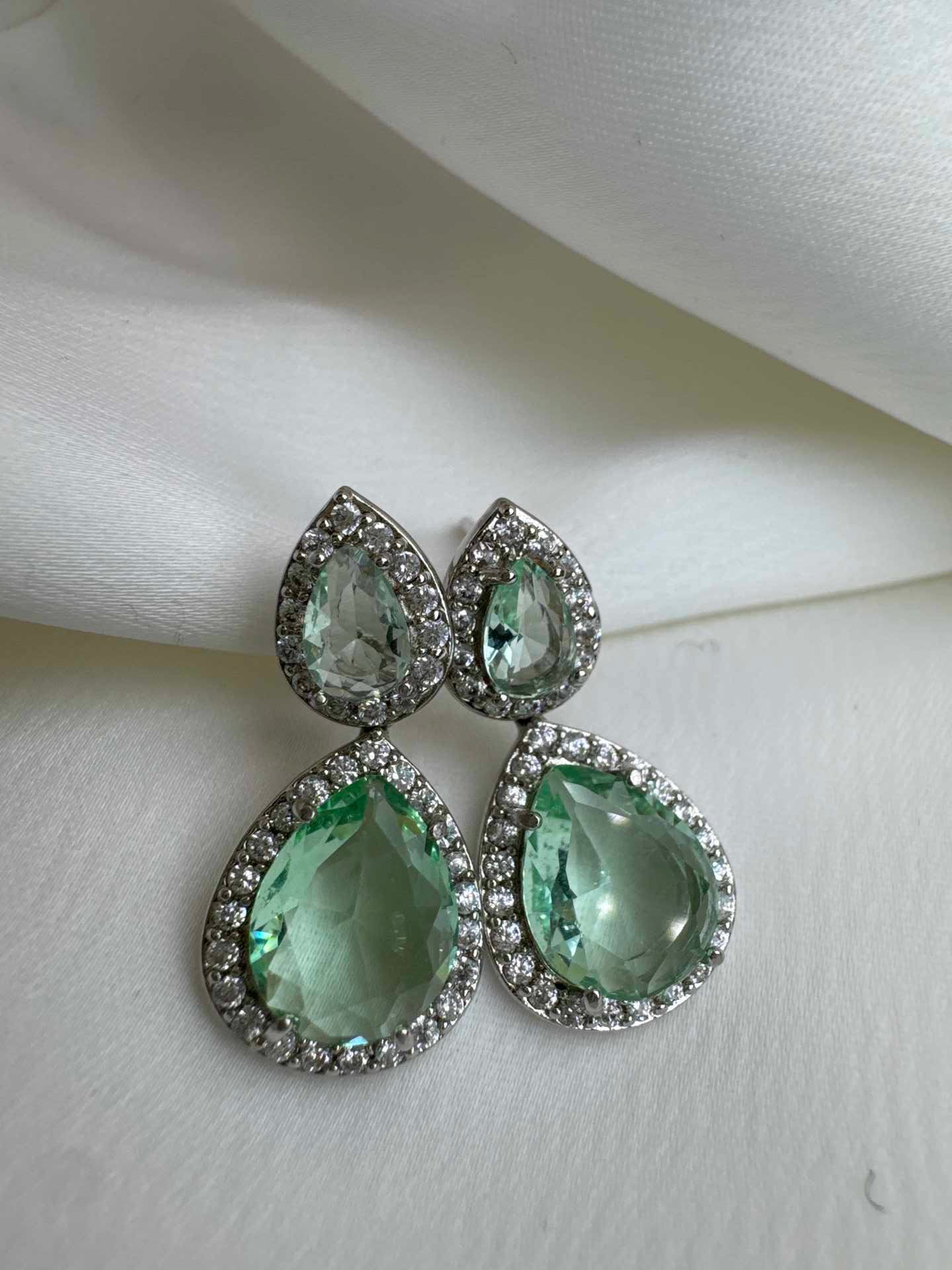 Small elegant Green teardrop earings