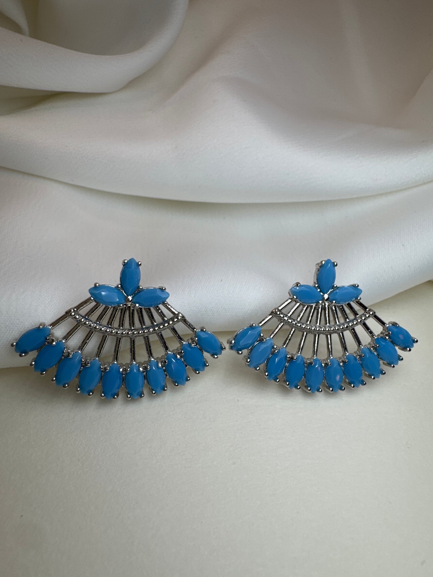 Brinco - Brinco de perola classico com detalhe em zirconias