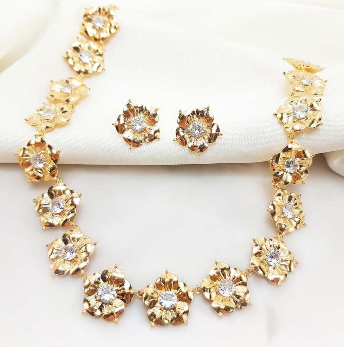 Conjunto - Chocker e brinco Dourada de flores cravejadas - cristal