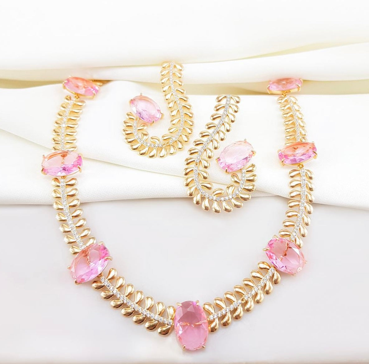 Chocker e brinco Luxo com pedras rosa e cravejado de zirconias