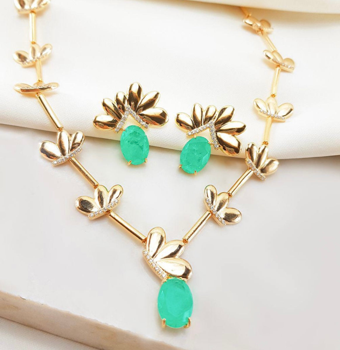 Conjunto - Choker e brincos de borboletas cravejadas com Esmeralda Colombiana