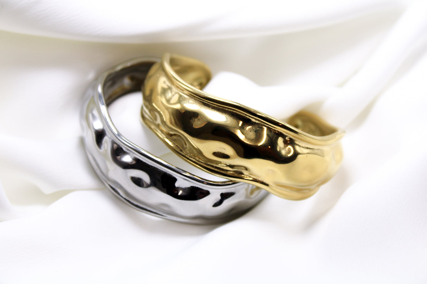 Bracelete - Conjunto de braceletes ridigo martelados em sois banhos