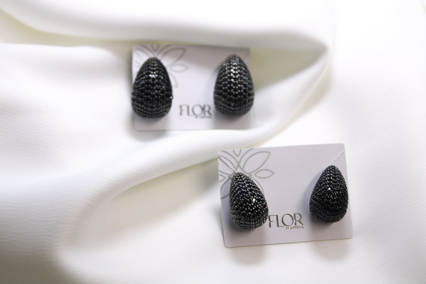 Brinco - Gota preto cravejado Grande