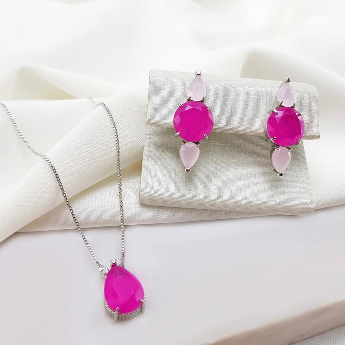 Conjunto colar e brinco Fuchia e rosa em rodio