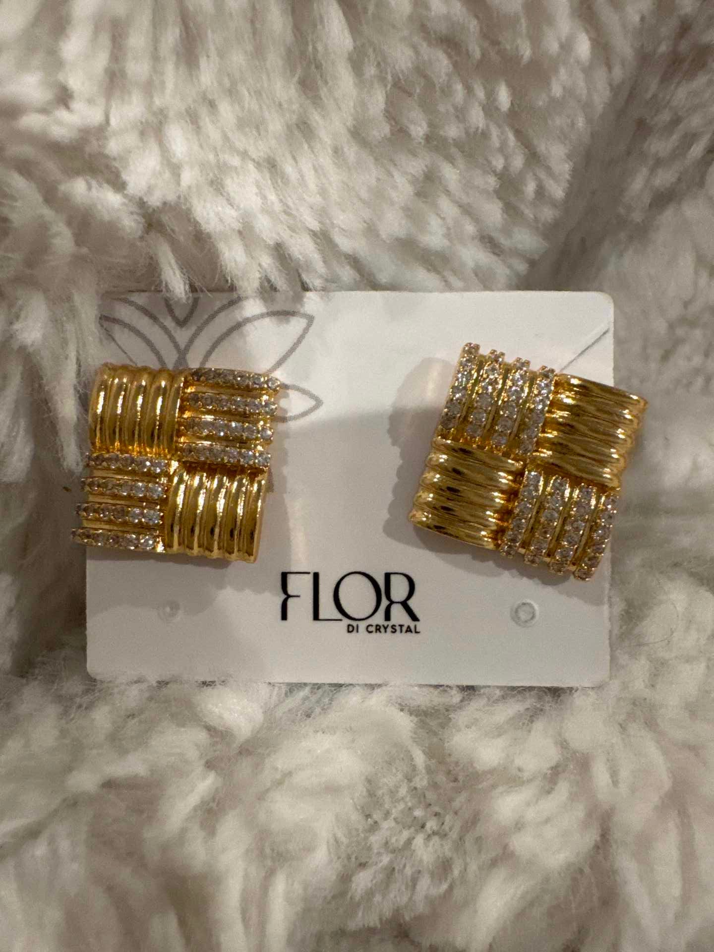 Brinco - Beinco quadrado detalhe cravejado