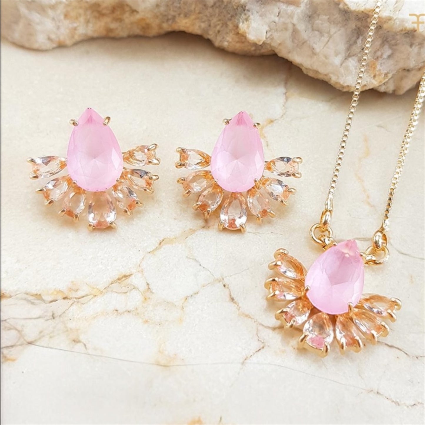 Conjunto - Conjunto rosa de gota com detalhes navete