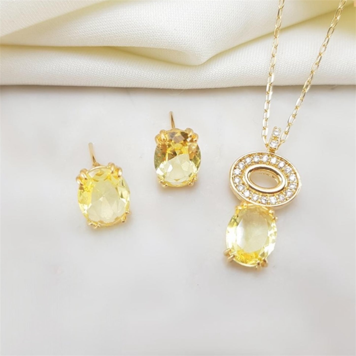 Conjunto colar e brinco cravejado cristal e pedra oval citrino