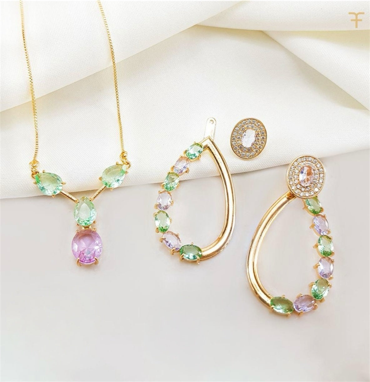 Conjunto - Conjunto colar e brinco - pode usar 2 formas- liso com detalhes em pedras verde e lilaz