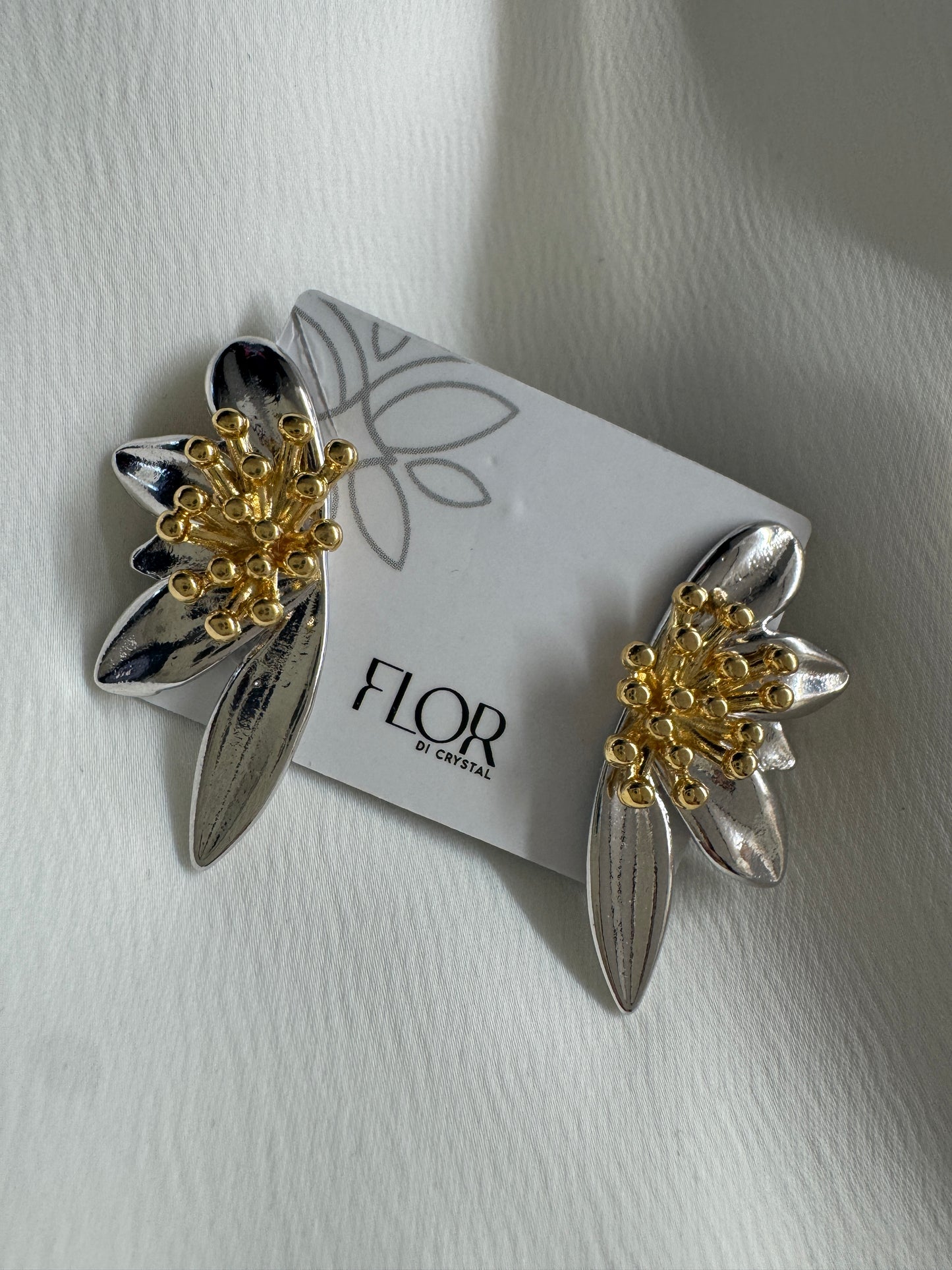 Brinco - brinco de Flor Dois banhos- Gold e Rodio