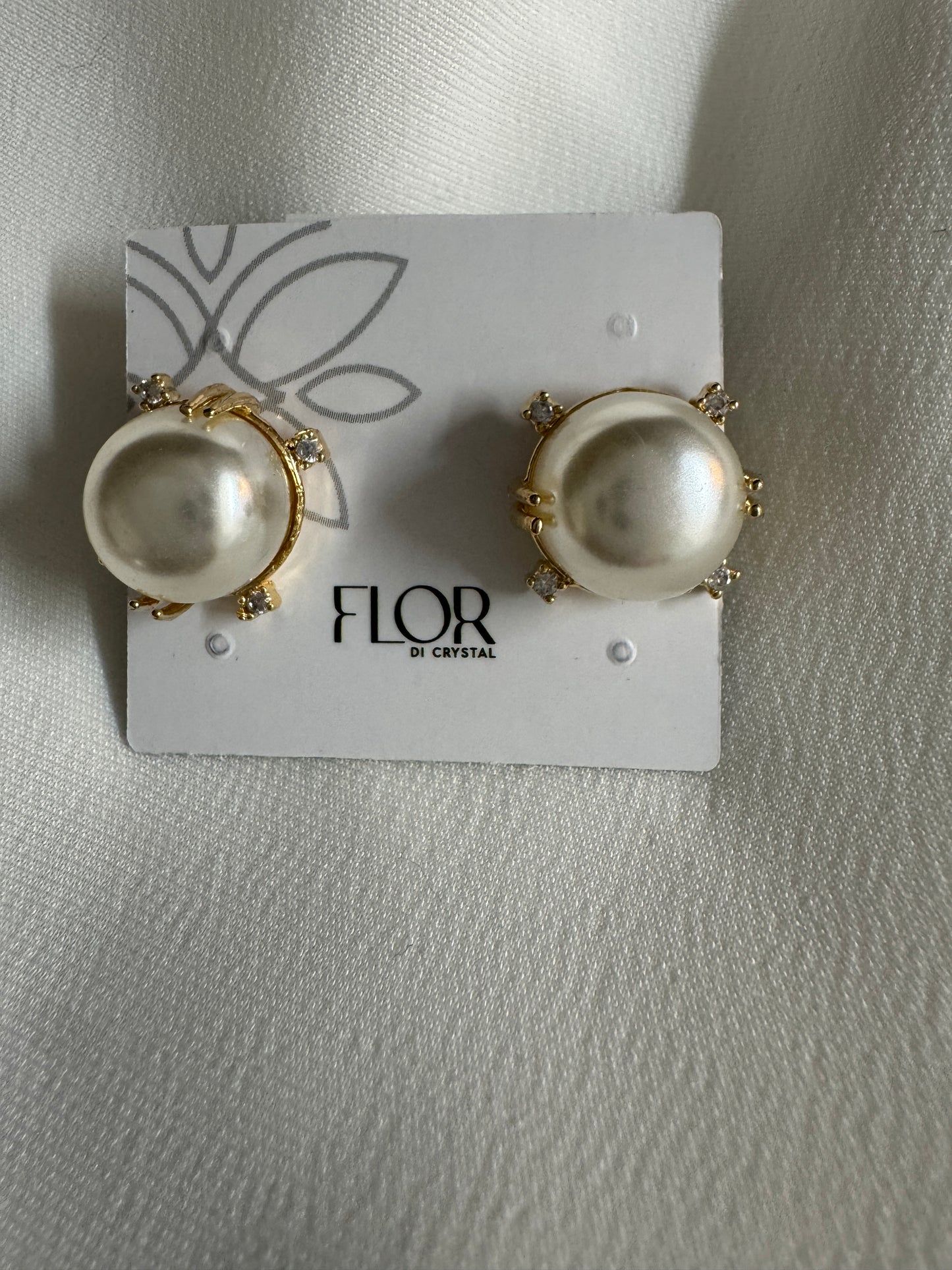 Brinco - Brinco de perola classico com detalhe em zirconias- pequeno