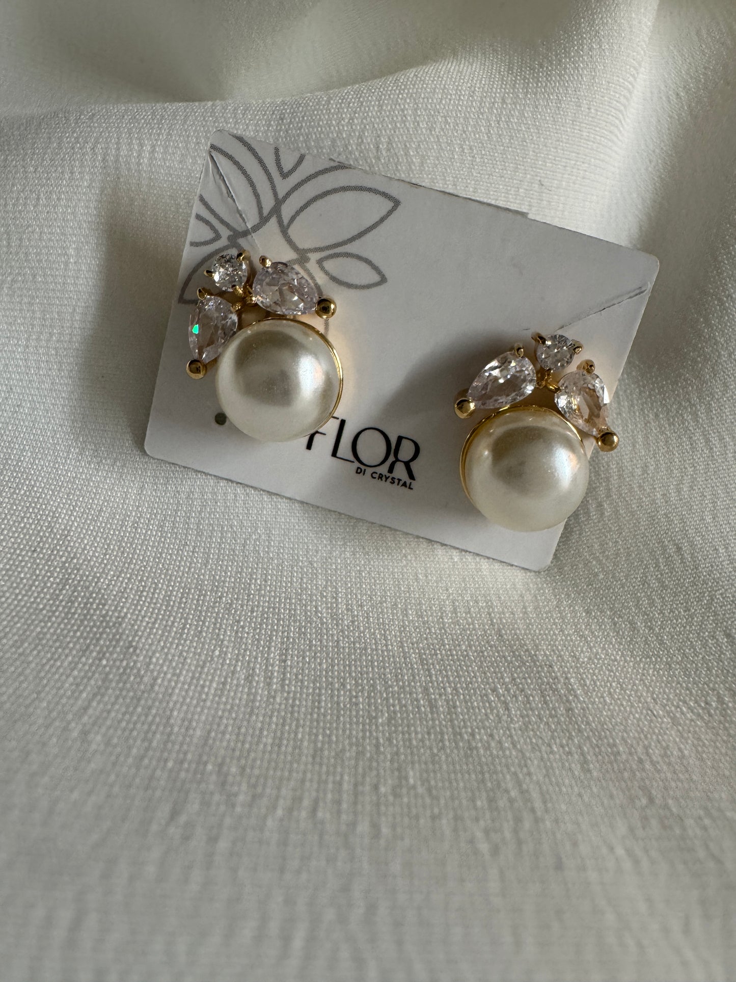 Brinco - Brinco de perola classico com detalhe em zirconias- pequeno em flor