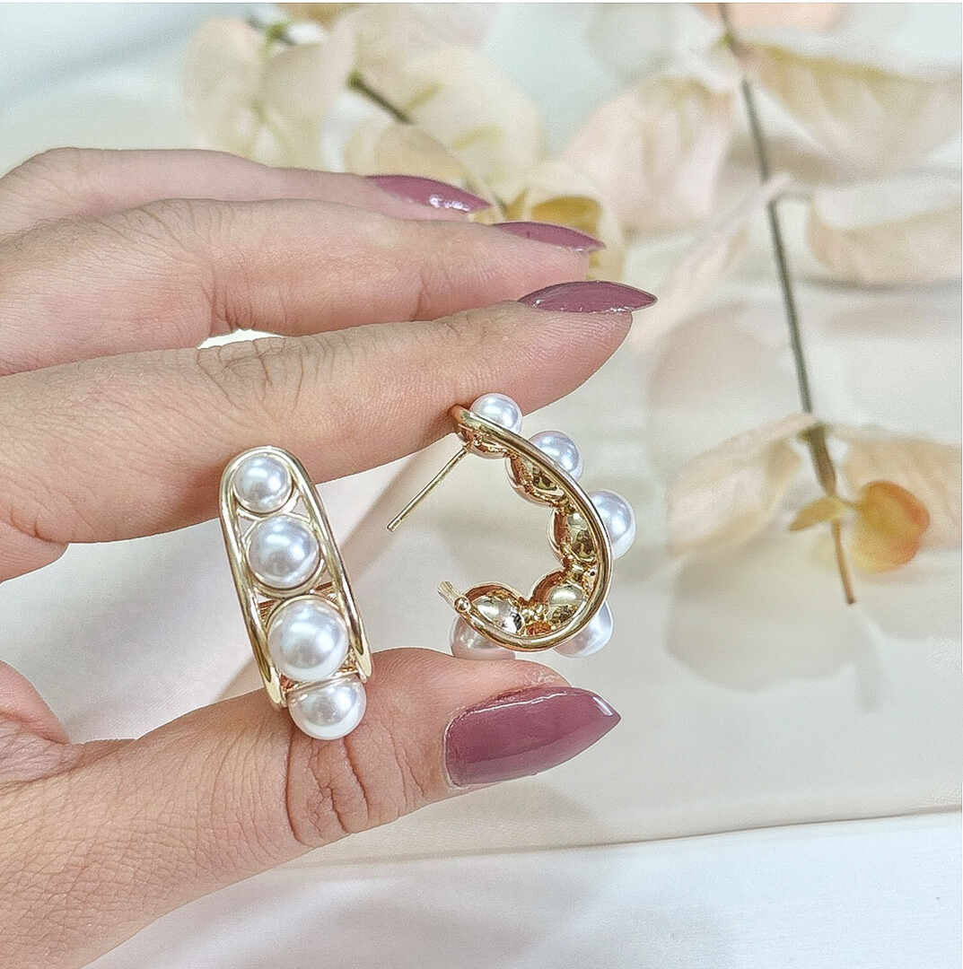 Argola alongada em perola shell