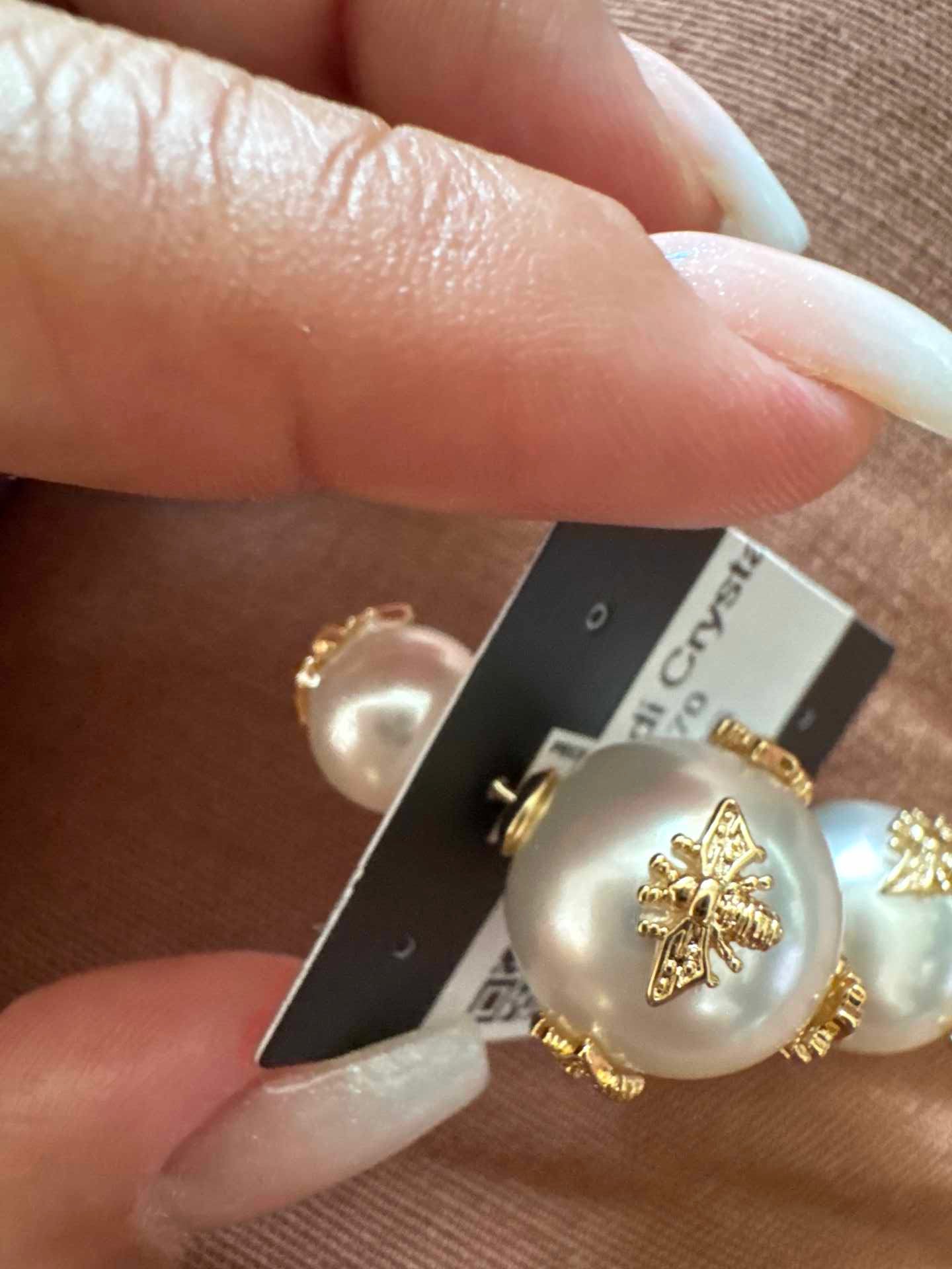 Brinco Dior cravejado com ABELHAS em perola shell