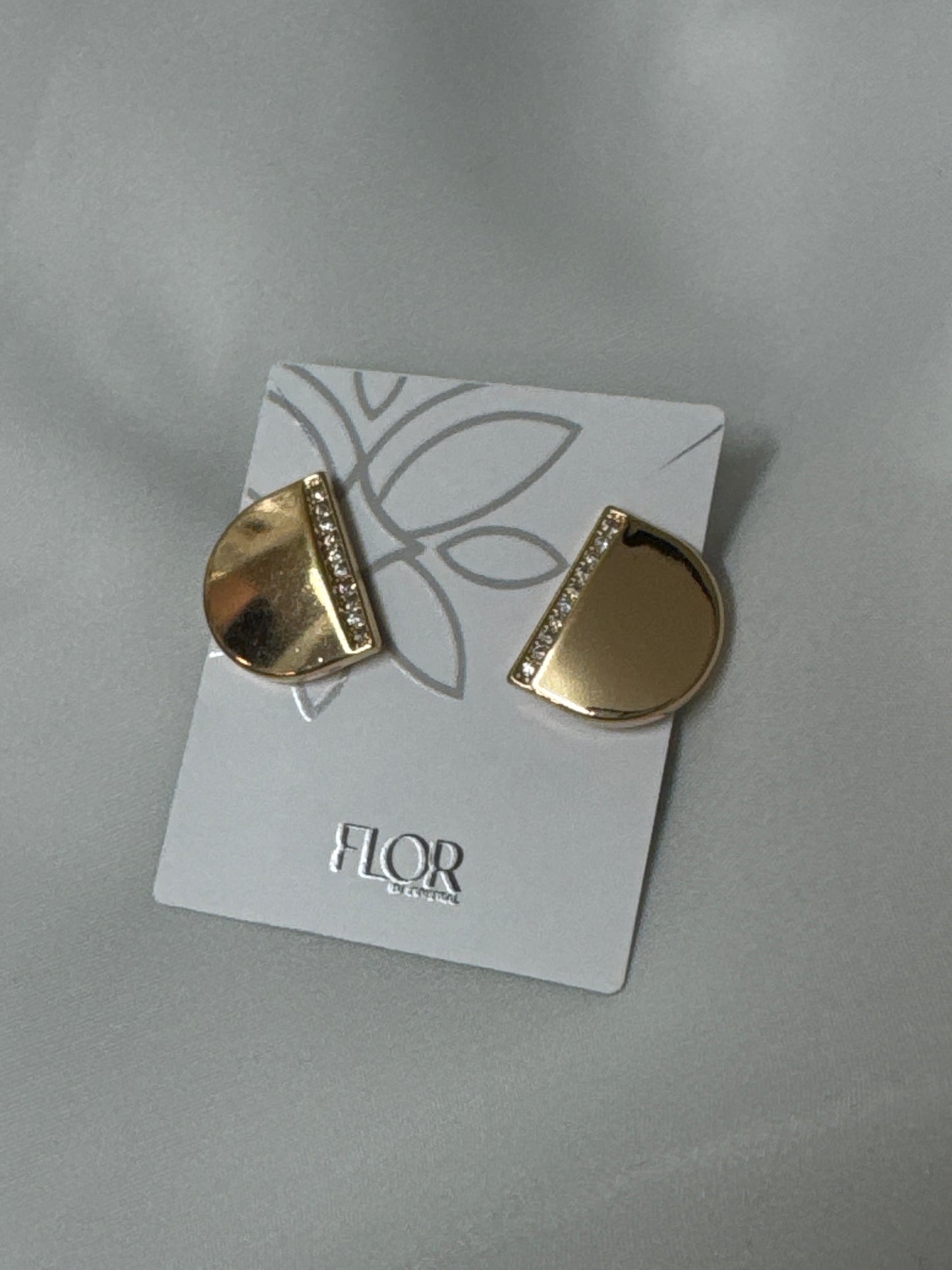 Outros - Brinco meio botao cravejado