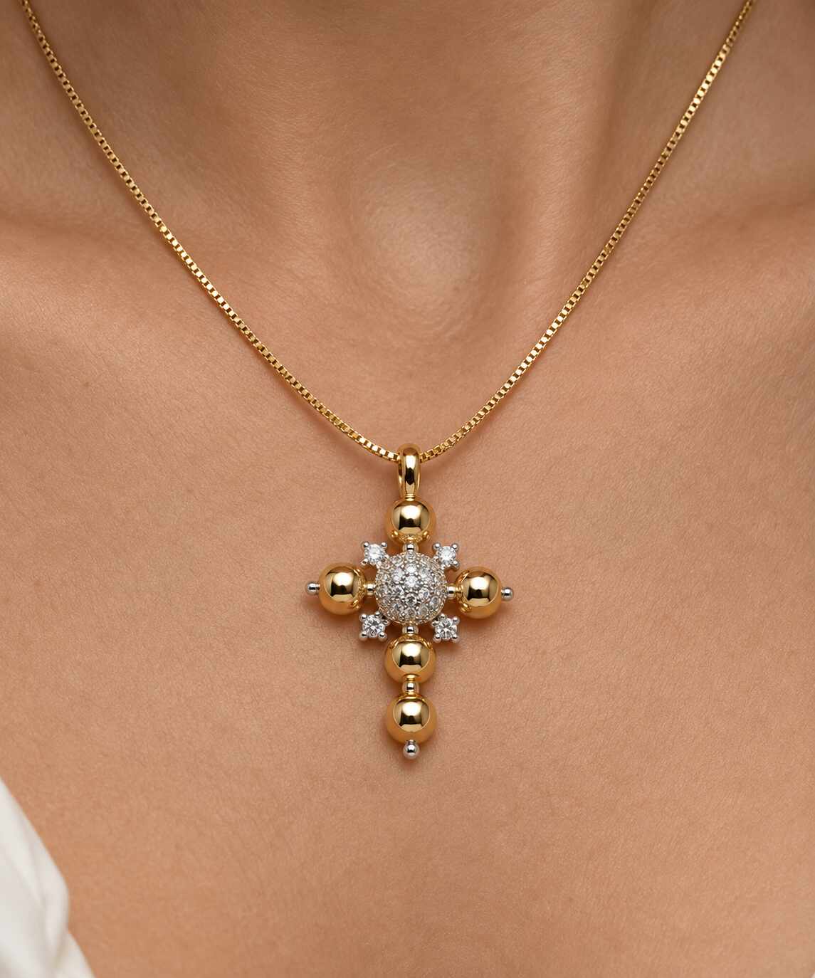 Colar de cruz dois tons em esferas lisas detalhe c