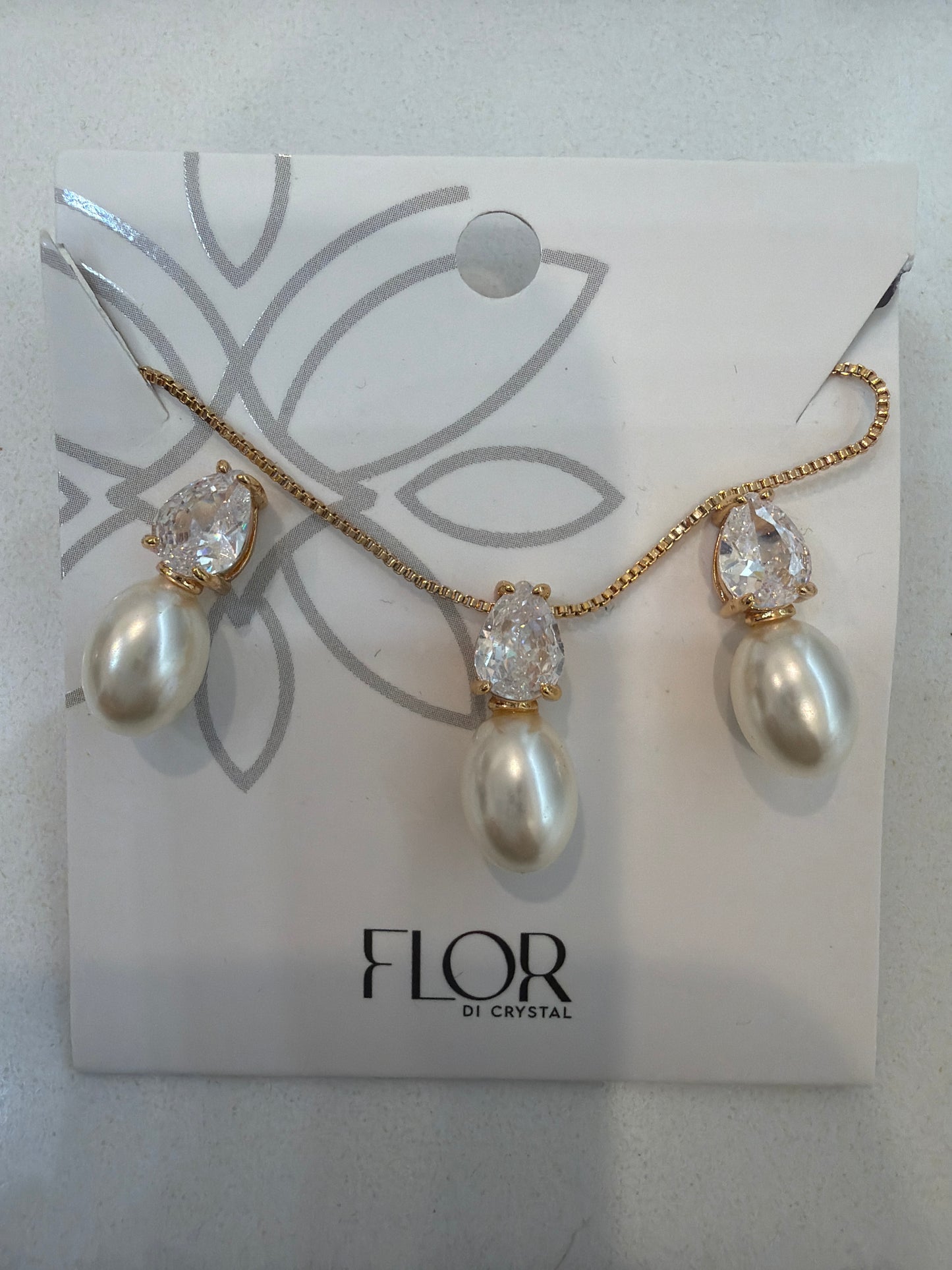 Alongated Pearl with teardrop cz