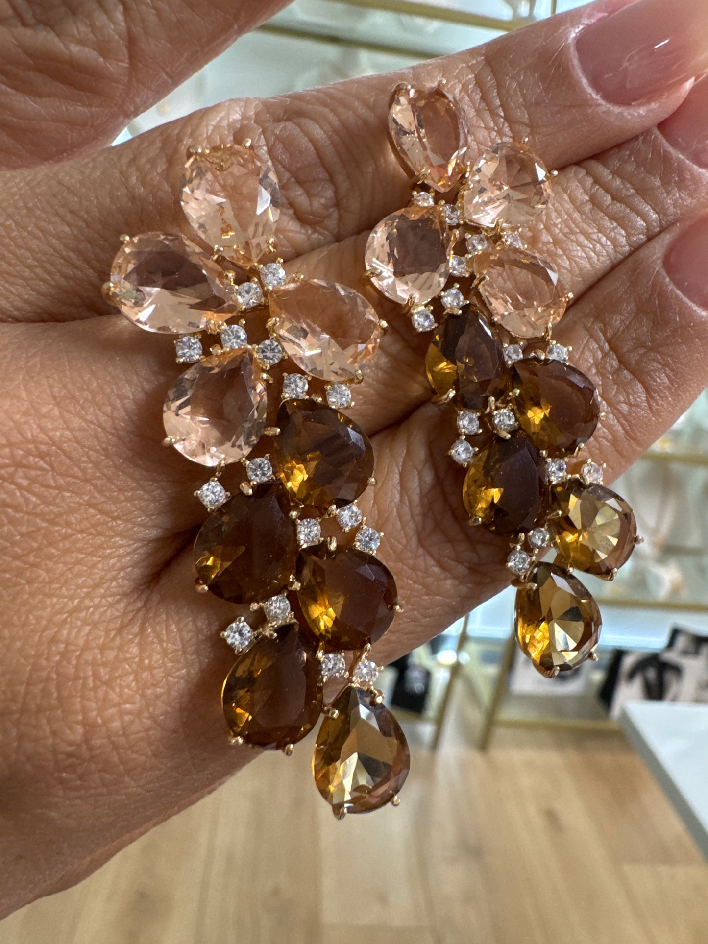 Brinco - Brinco cascata de folhas em pedraria- morganita, capuccino