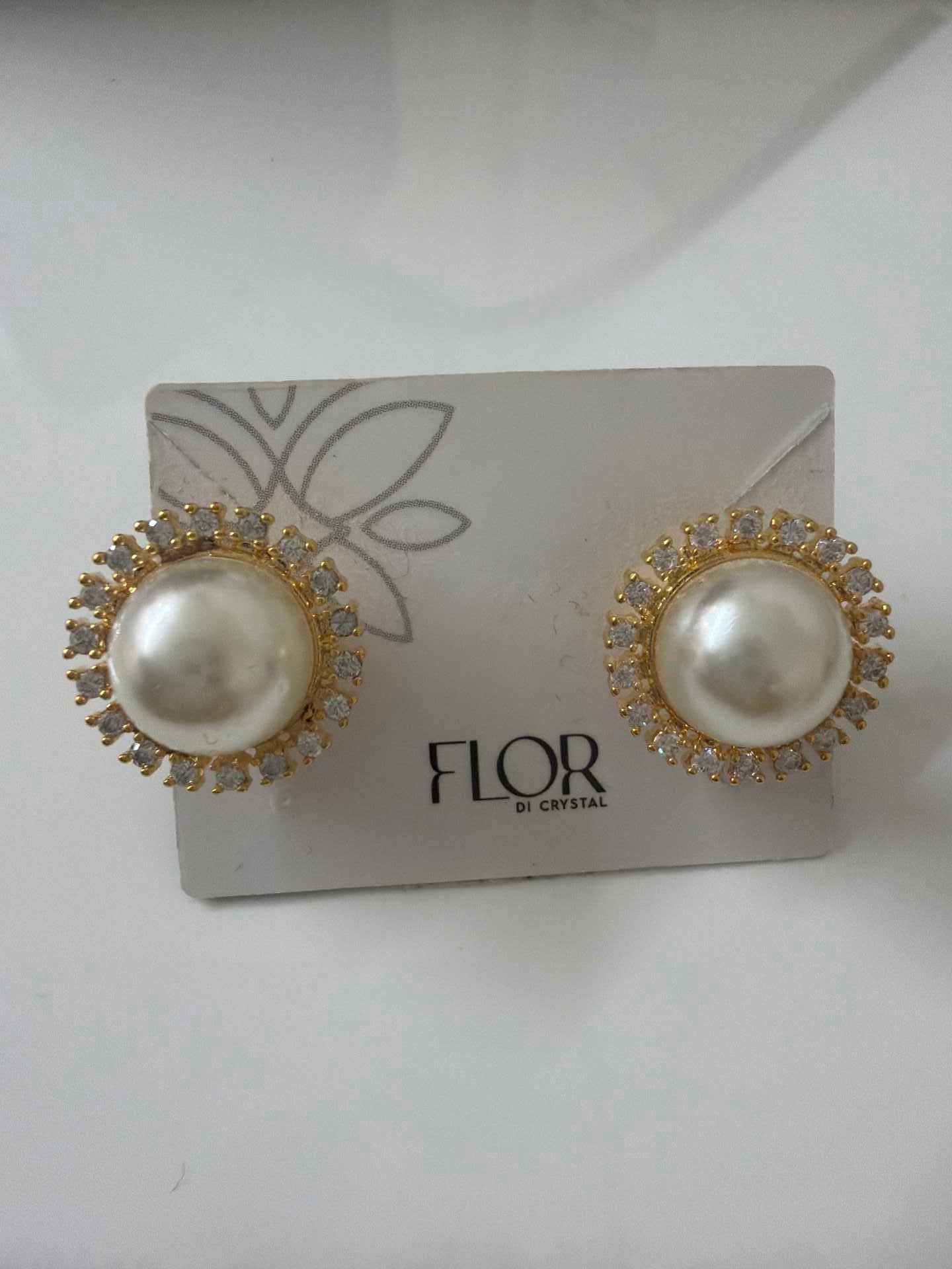 Pearl earing with halo cz