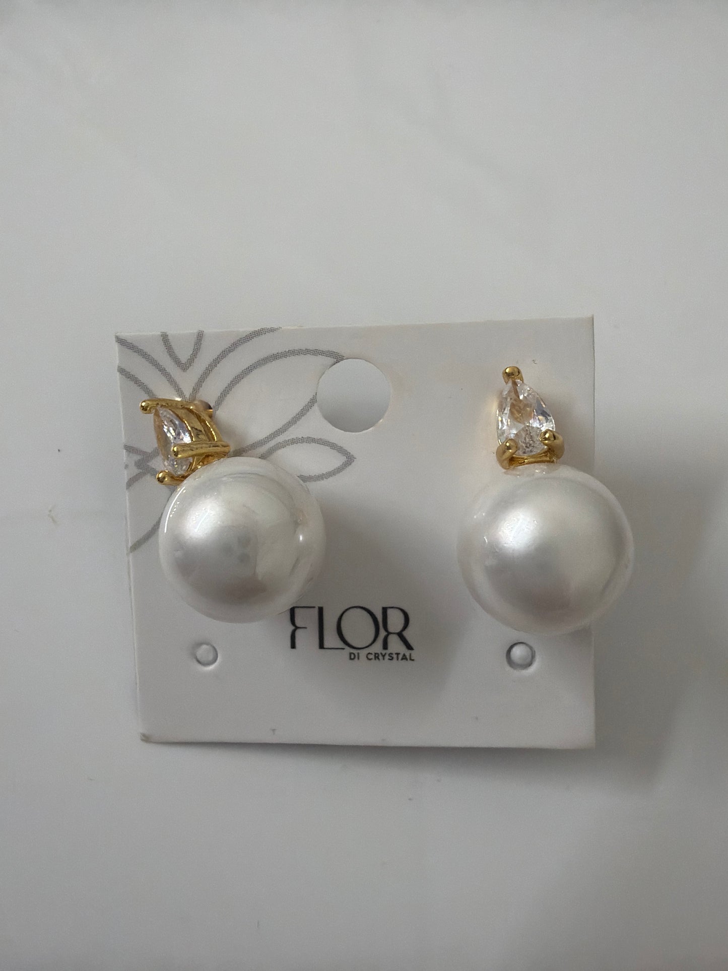 Pearl earing with teardrop cz