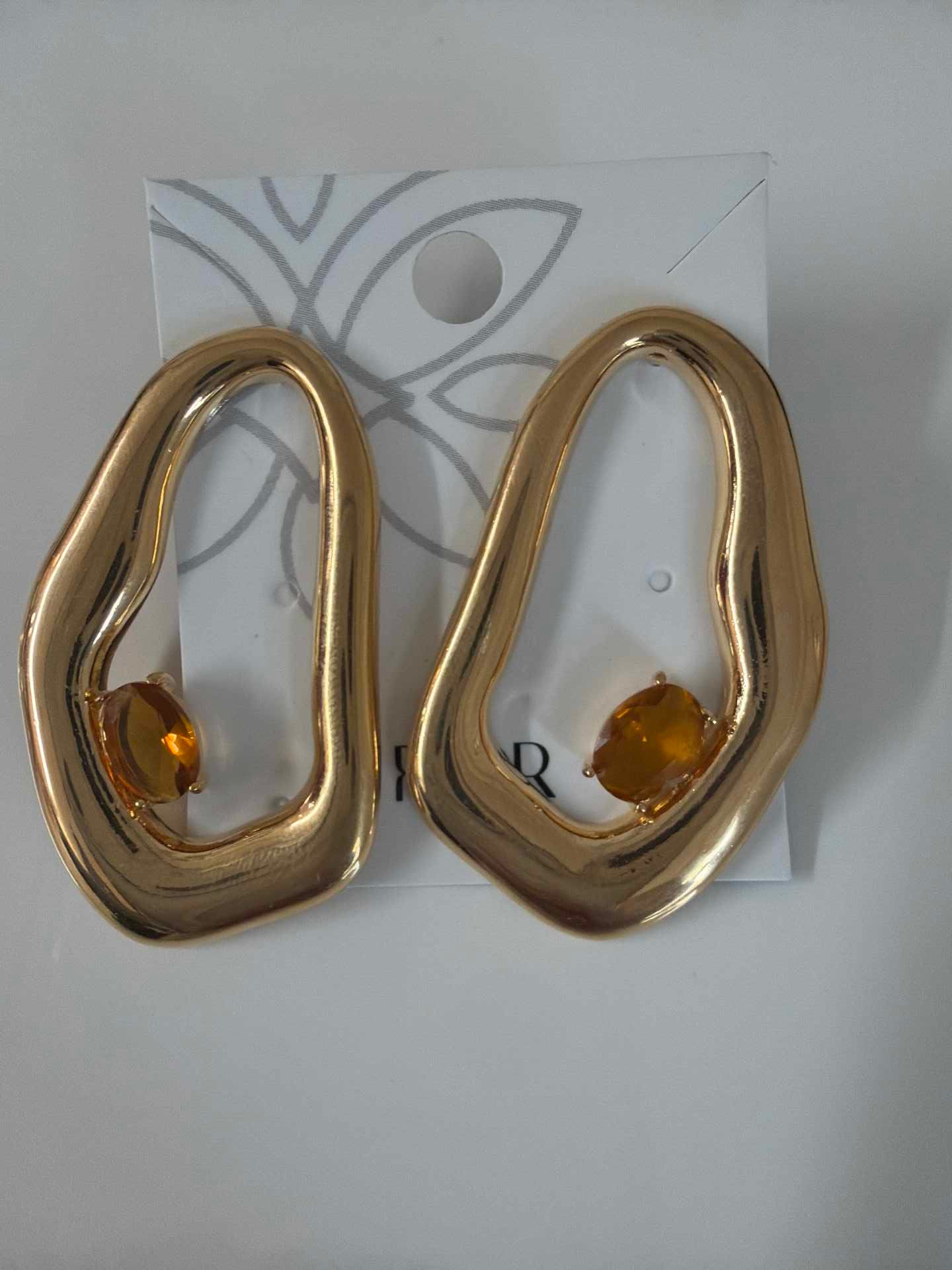 Brinco organico com zirconias marrom