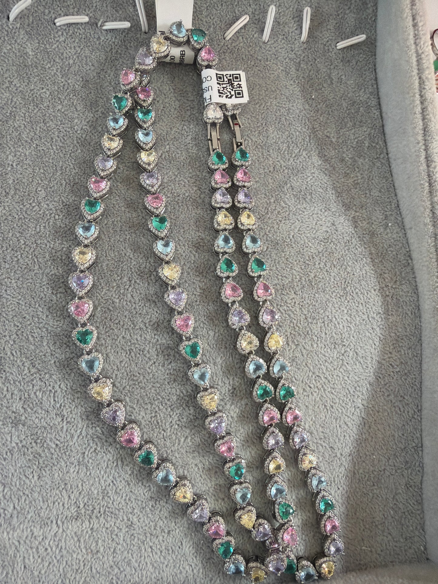 Colored tennis chain in hearts