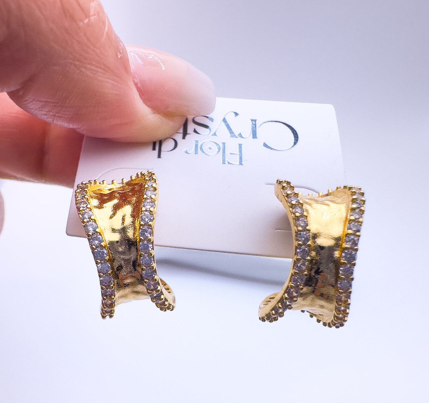 Brinco - Brinco organico martelado Cravejado de Zirconias -dourado