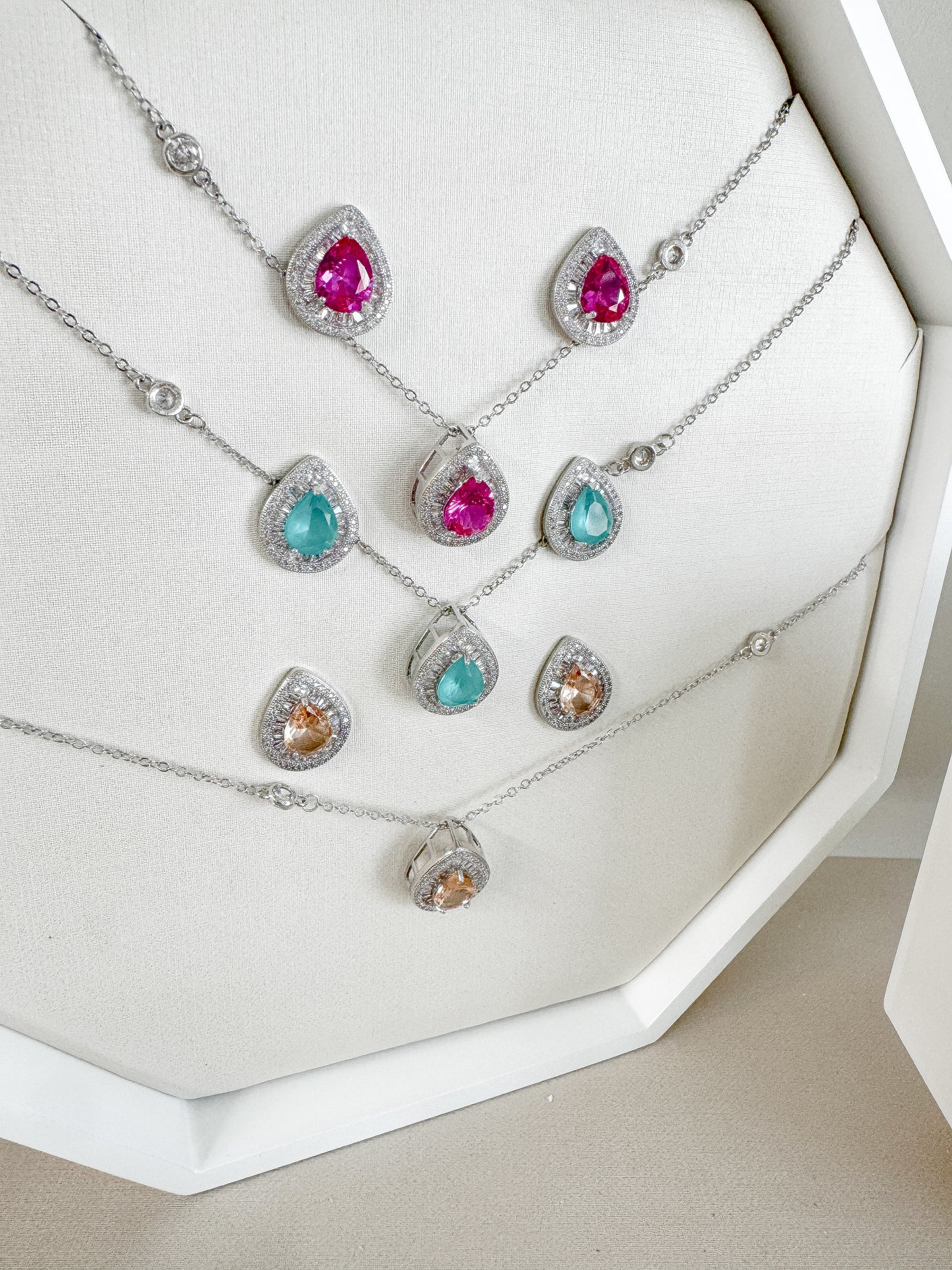 Conjunto - conjunto Gota Micocravejada com Zirconia verde fusion- Luxo c/ corrente em ponto de luz