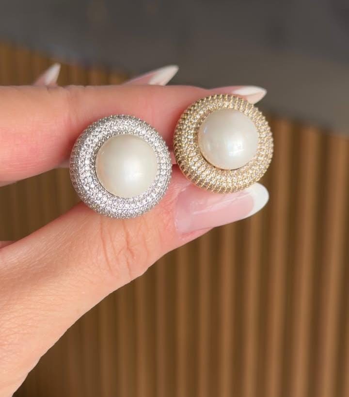 Brinco - Brinco de perola com detalhe cravejado RODIO
