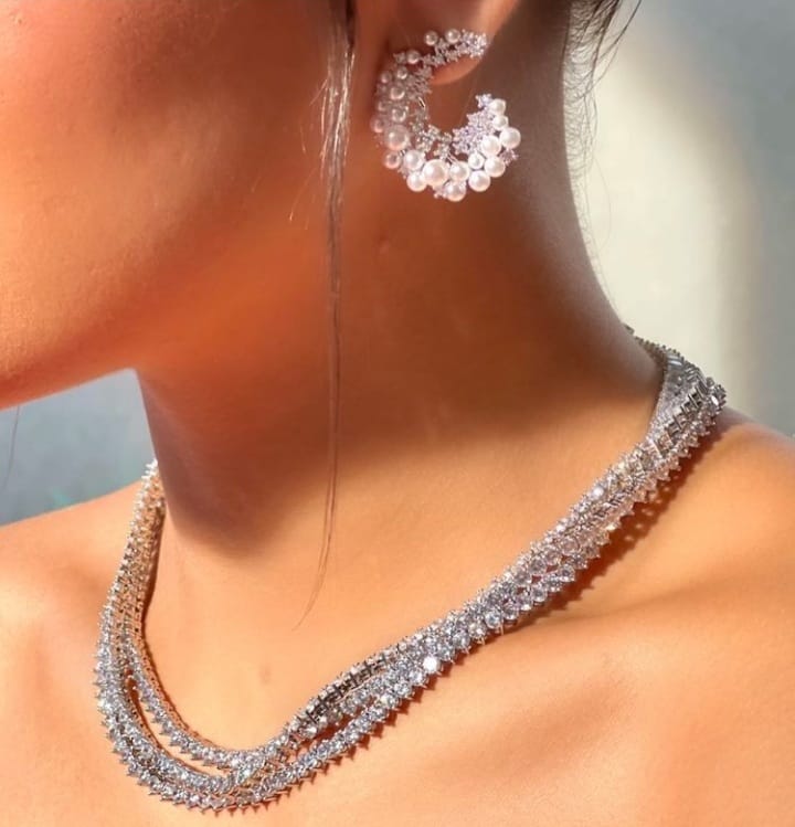 Brinco - Brinco de perolas e cravejado cristal em rodio