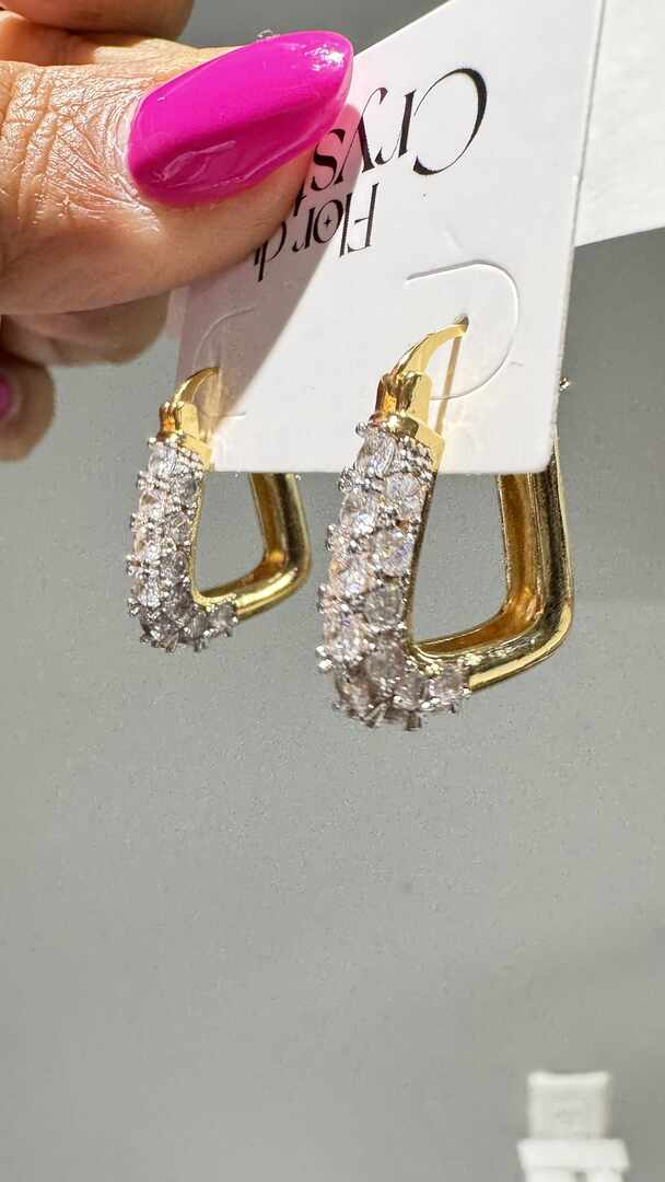 Brinco - argola Triangular com detalhe cravejado-Com Rodio branco