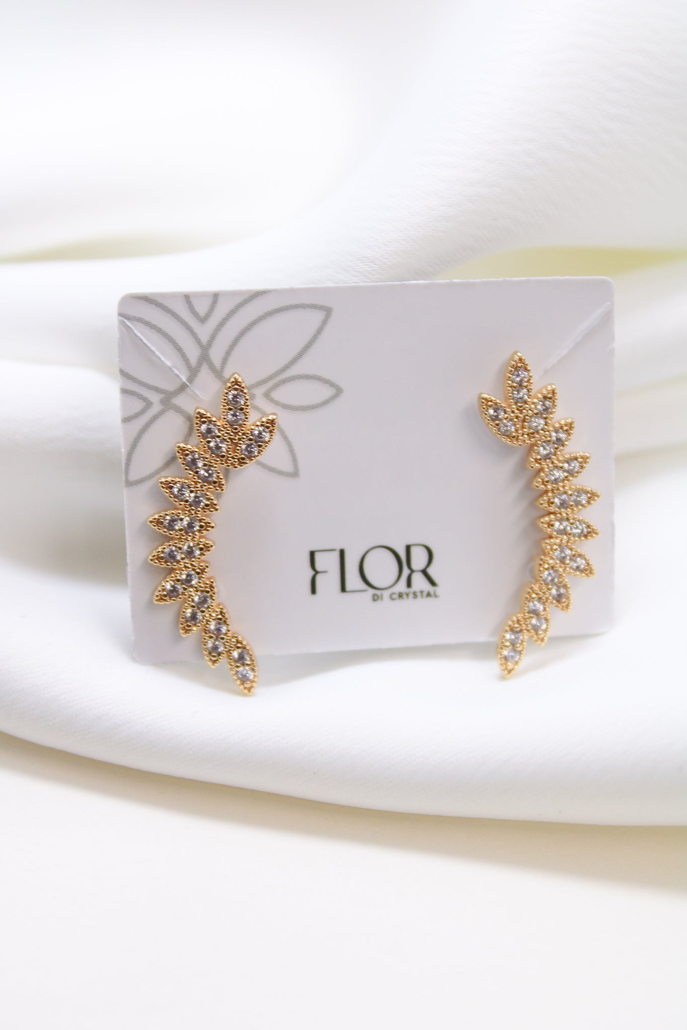 Brinco - eacuff delicado de folhinhas cravejadas