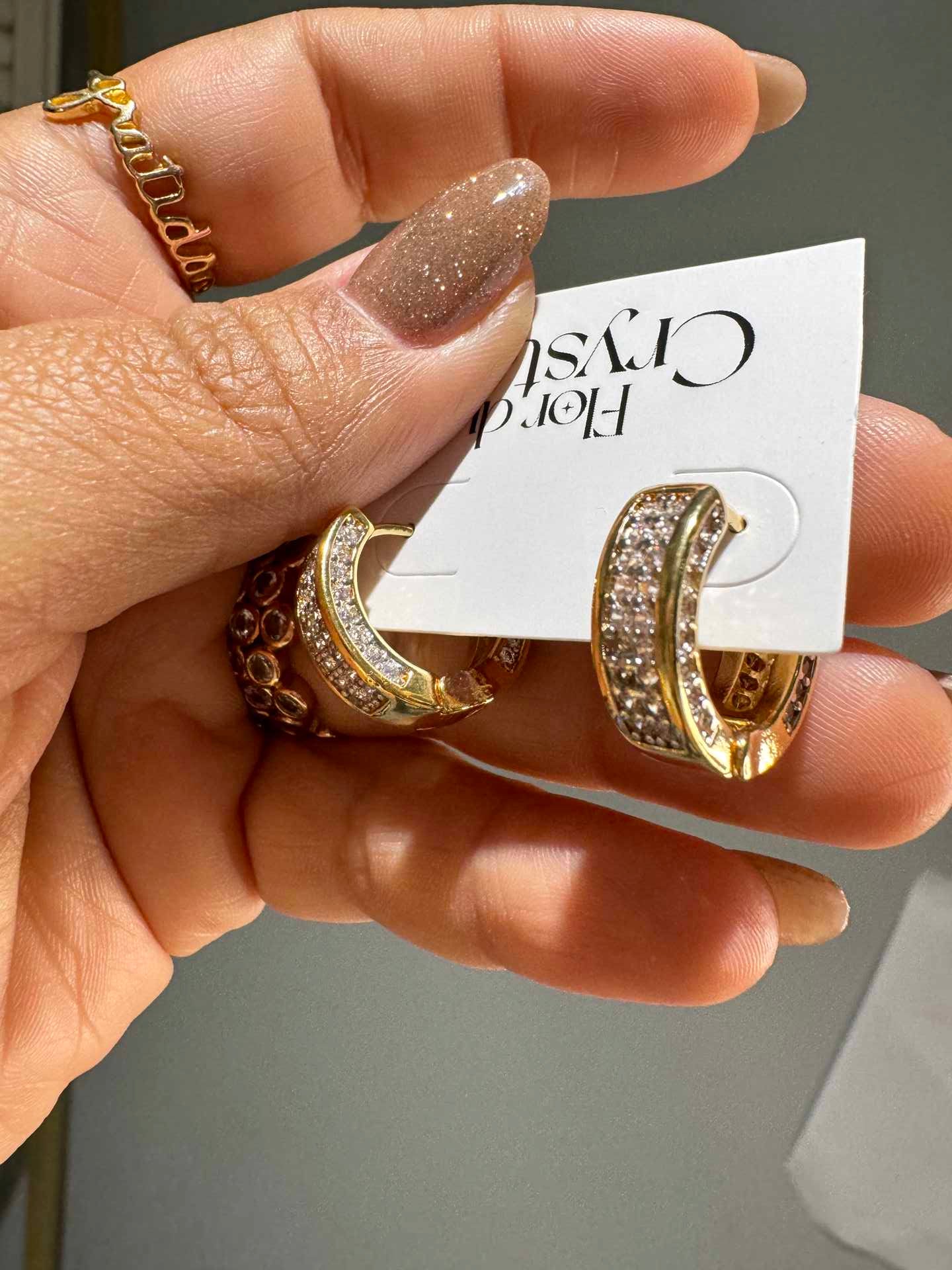 Brinco - Argola Media cravejada lateral e frente- dourada com caneta de rodio