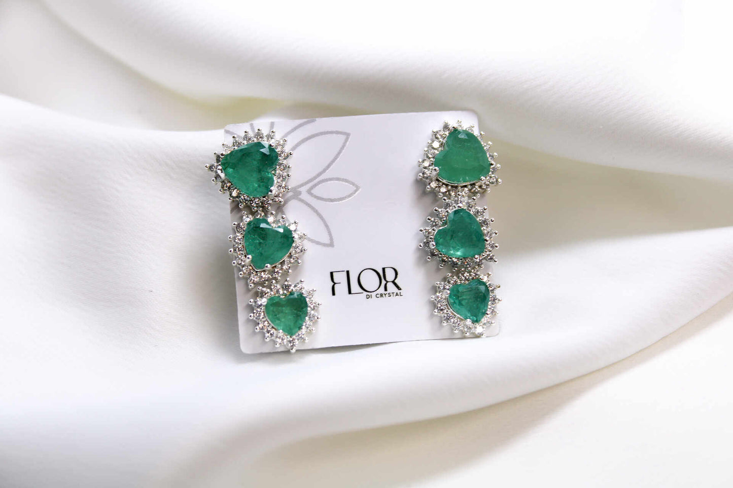 Brinco - Trio de brinco de coracao cravejado de zirc. com pedra fusion -verde esmeralda