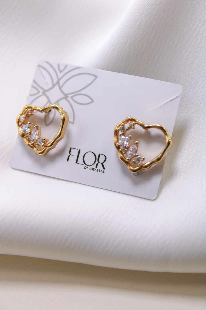 Brinco - Brinco de coracao cravejado com fundo em madre perola