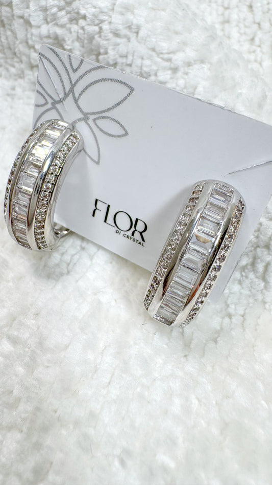 Brinco - Argola lisa larga com carreira Cravejada de Luxo- rodio