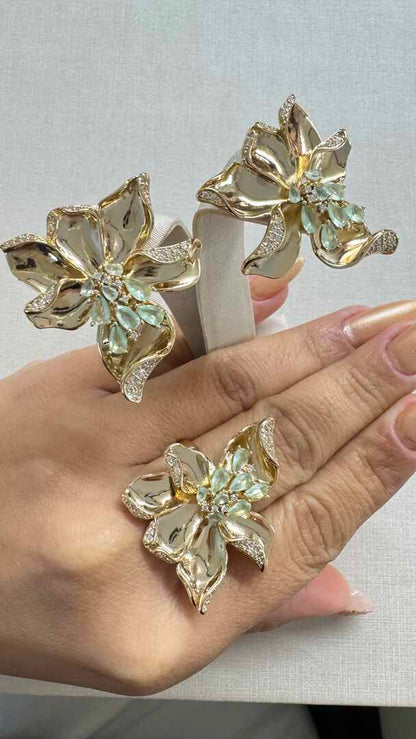 Conjunto de luxo - Anel e brincos de flor com Detalhe cravejados em Zirconias e pedraria verde 