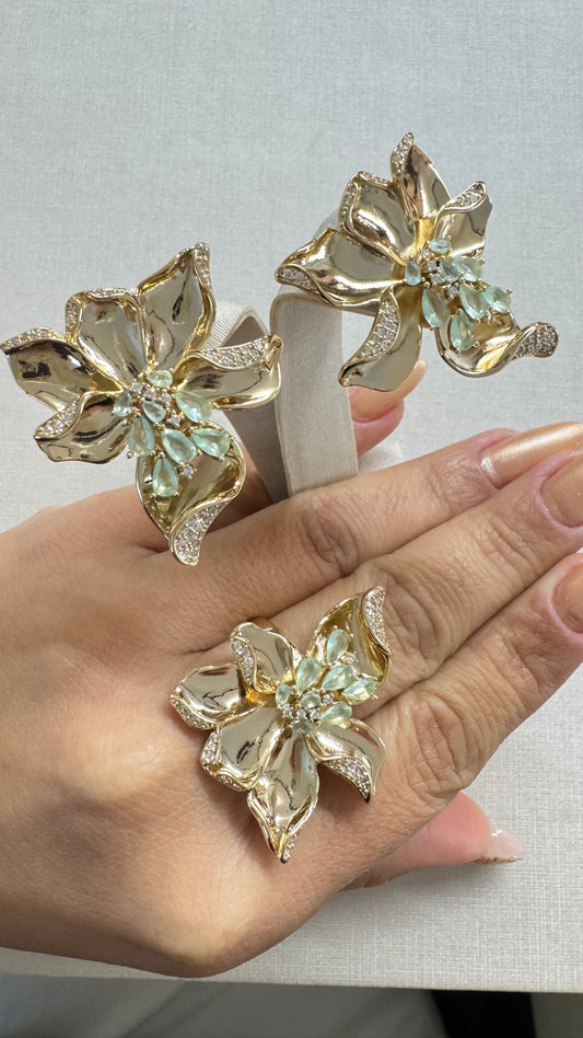 Conjunto - Conjunto de luxo - Anel e brincos de flor com Detalhe cravejados em Zirconias e pedraria verde