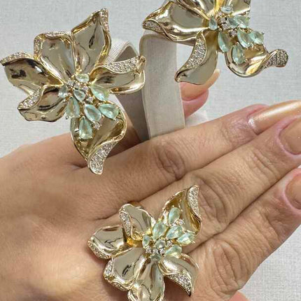 Conjunto de luxo - Anel e brincos de flor com Detalhe cravejados em Zirconias e pedraria verde 