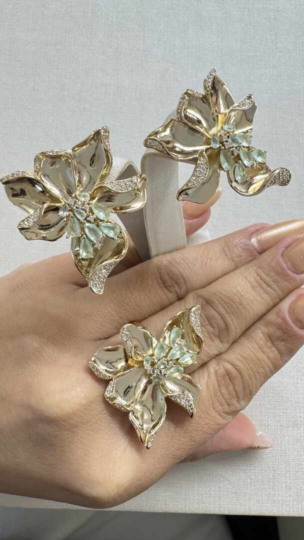 Conjunto de luxo - Anel e brincos de flor com Detalhe cravejados em Zirconias e pedraria verde 