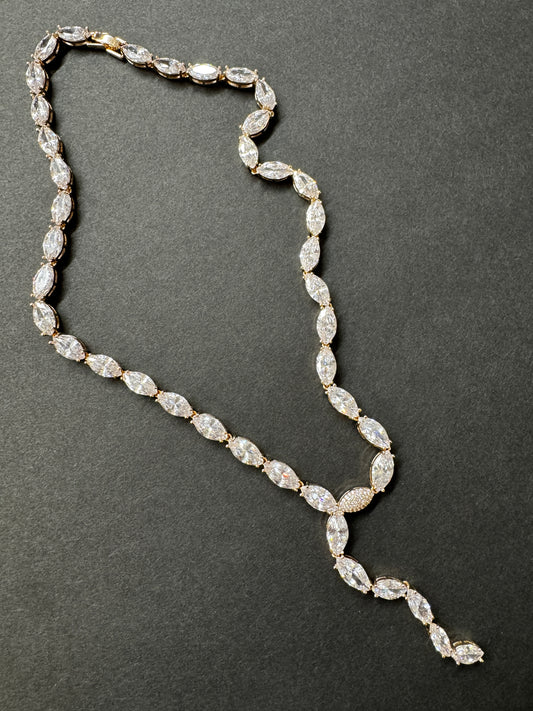 Colar - Colar Luxo em Zirconias e detalhe em folha Cravejada- fecho joia