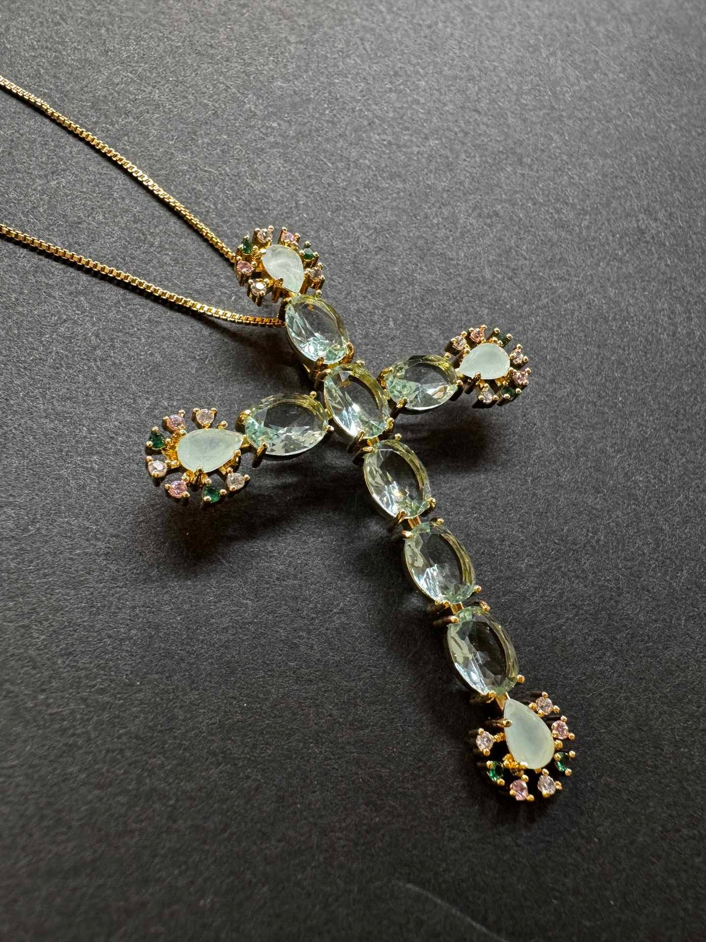 Colar - Cruz Cravejada em turmalina turquesa e cravejada em zirconias color- luxo