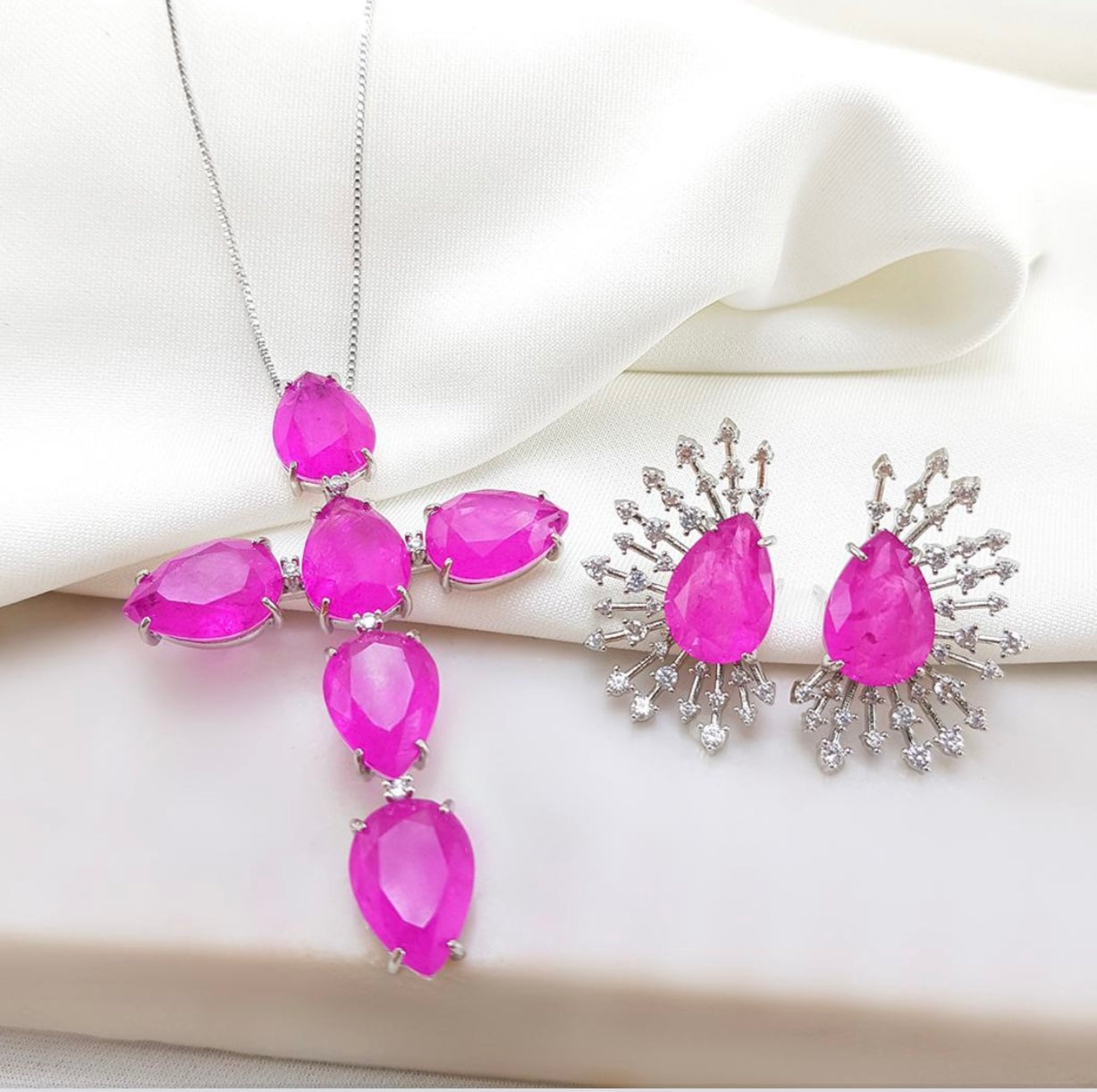 Colar - Conjunto de Cruz e beinco em Pedra Turmalina Paraiba Fusion - Fuchia