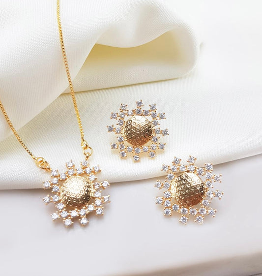 Conjunto - Conjunto colar e brinco liso com detalhe cravejado em Pedraria - Zirconia Cristal