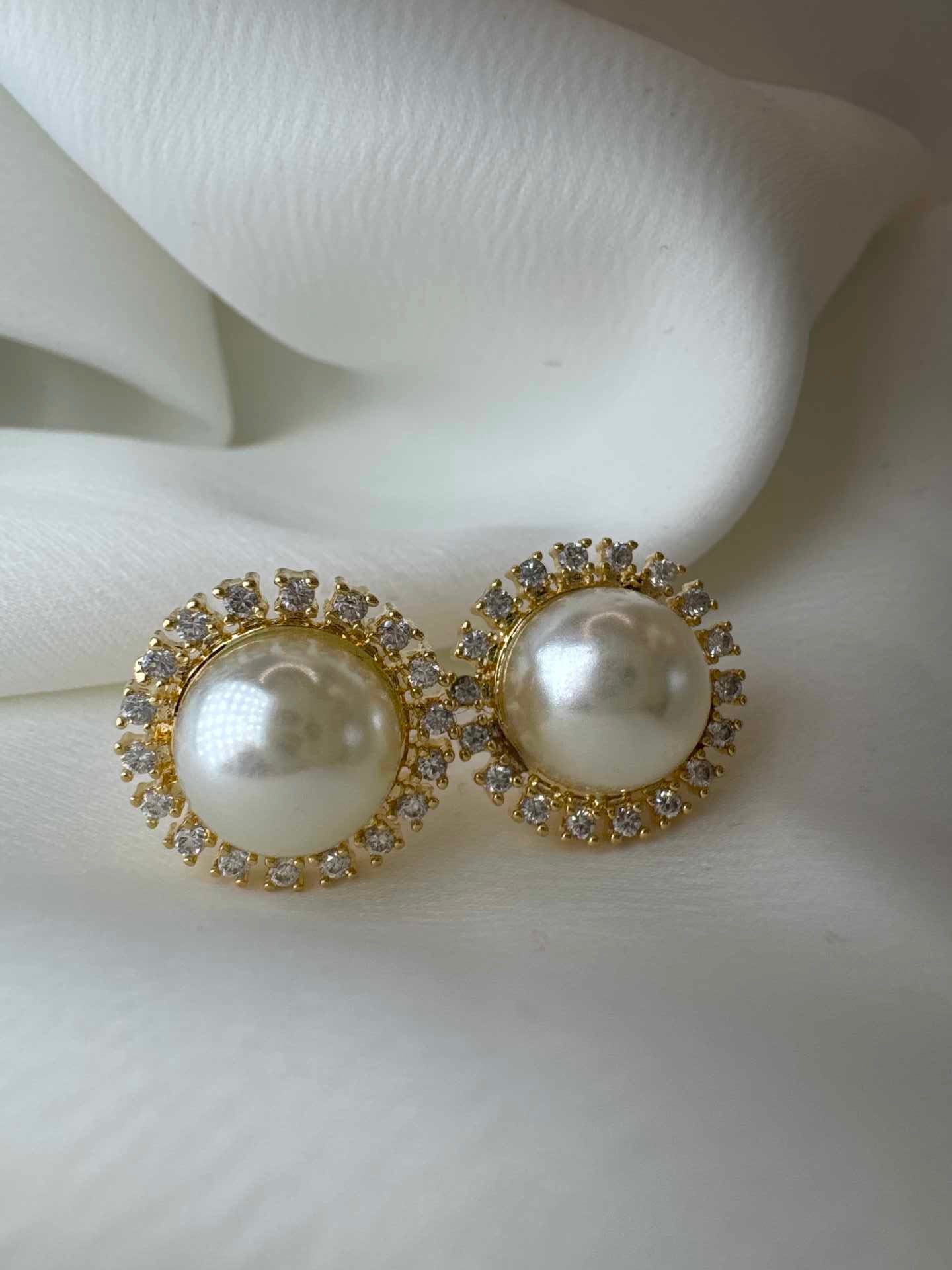 Brinco - Brinco de perola  classico com detalhe em zirconias- pequeno